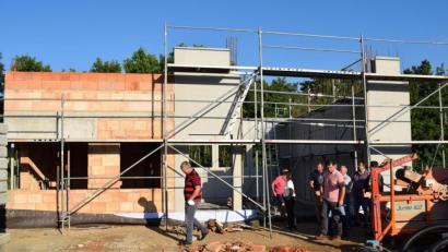 Bild: bnr
Am gemeindlichen Bauhof gehen die Arbeiten zügig voran. In Kürze kann Richtfest gefeiert werden.