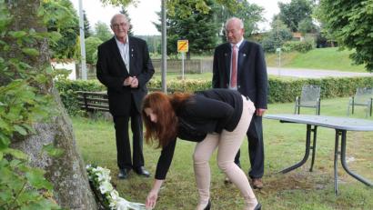 Bild: pi
Bei der Kranzniederlegung am Gedenkstein erinnern Monsignore Andreas Uschold, Bürgermeisterin Marina Hirnet und Albert Kick (von links) an die verstorbenen ehemaligen Neulosimthaler.