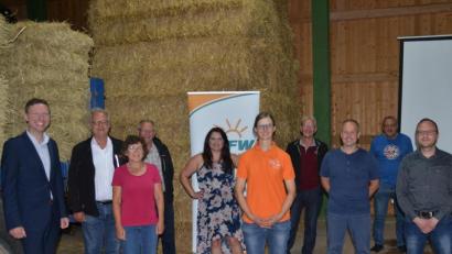 Bild: ak
Landrat Florian Wiedemann (links) und Manfred Bauer (Vierter von links) bildeten den Wahlausschuss. Zur Führungsrtiege der Freien Wahler gehören nun (von links) Gernot Hammon, Christa Streit, Christina Walther, Tanja Scherm, Klaus Pühl, Marius Gawel, Karlheinz Sehnke und Thorsten Neugirg.