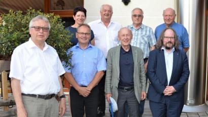 Bild: Johann Fischer/exb
Das Bild zeigt die Führung der Akademie Ostbayern-Böhmen mit (von links) Hans Fischer, Hans Herl, Vorsitzendem Josef Schönhammer, Peter Deml, Jonas Keilhammer, Professor Wolfgang Otto und Alois Wild. Zweite Bürgermeisterin Margit Reichl (hinten, links) gratulierte zur Wahl.