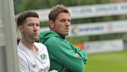 Bild: ref
Trainer Michael Hutzler (rechts) erwartet ein hartes Stück Arbeit für die DJK Ammerthal im Spiel beim ATSV Erlangen.