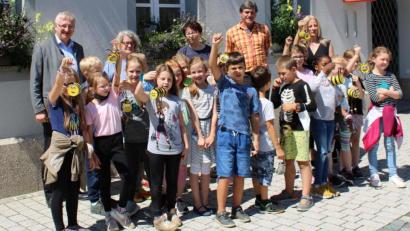 Bild: njn
Die Schüler der Grundschule bastelten Bienen aus Dosen. Mit auf dem Bild (hinten von links) Bürgermeister Johannes Reger, Modellprojektleiterin Eva Gibhardt, Lehrerin Eva Wildenrother, Jörg Wetzel und Rektorin Sabine Graser.