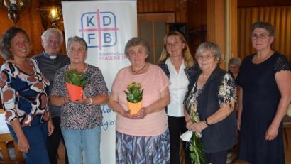 Bild: bö
Der Frauenbund Vilshofen ehrt Anna Schötz (Vierte von links) für 20 Jahre und Lisa Höfler (Dritte von links) für 25 Jahren Zugehörigkeit zum Verein, Dazu gratulieren Luise Fischer vom Diözesanverband, Pfarrer Gottfried Schubach, Vorsitzende Erika Müllner, Irene Zeller von der Bezirksleitung und Birgit Kainz vom Diözesanverband.