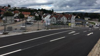 Bild: ihl
Die Zufahrt zum neuen Rewe-Markt ist gesichert. Die Linksabbiegespur aus Richtung Waldfriedhof dient der Verkehrssicherheit und soll den Verkehrsfluss nicht hemmen.