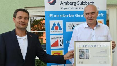 Bild: gf
Alexander Stahl (links), Geschäftsführer der Handwerkskammer Niederbayern-Oberpfalz, hat bei der Delegiertenversammlung der Kreishandwerkerschaft Amberg-Sulzbach das Ehrenblatt der Handwerkskammer an Dietmar Lenk überreicht.