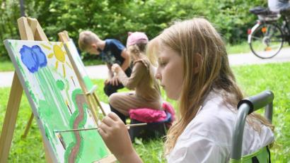 Bild: Gabi Schönberger
13 Kinder schwangen im Max-Reger-Park den Pinsel.