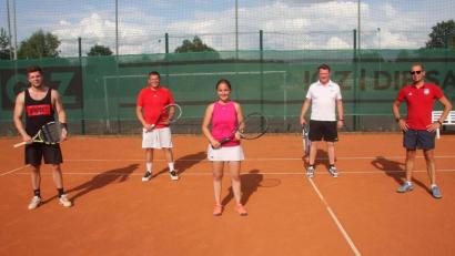 Bild: wro
Sieger des Tennis-Gaudi-Turniers der DJK Falkenberg wurde Josef Gleißner (Zweiter von links). Auf Platz zwei landete Matthias Schön (links). „Bronze“ sicherte sich Verena Bauer (Dritte von links). Vorsitzender Wolfgang Knoll und Tennis-Spartenleiter Daniel Preisinger (von rechts) gratulierten.