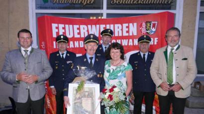 Bild: ga
Hans Gietl (Dritter von links, hier zusammen mit Ehefrau Gertraud) scheidet aus dem aktiven Dienst der Feuerwehr aus. Ihn verabschiedeten die Feuerwehrführung, der Landrat und der Bürgermeister.