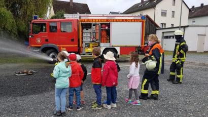 Bild: bey
Kleine Löschübung für kleine Leute. Die Feuerwehr Oberwildenau mit den Kleinstn aus dem Kinderhaus