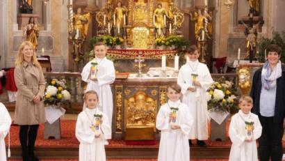 Bild: Fotostudio Hummer 
Sechs Kinder feierten in der Pfarrkirche Neualbenreuth Erstkommunion, im Bild zusammen mit (von links) Pfarrer George Parankimalil, Mesner und Pfarrgemeinderatssprecher Wolfgang Plonner, Rektorin Karin Gleißner, Klassenlehrerin Tanja Kruppa, Bürgermeister Klaus Meyer und Gemeindereferentin Sabine Schiml.