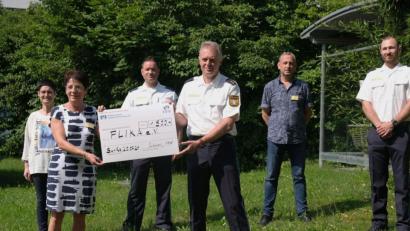 Bild:  Klinikum/Verena Uschold/exb
Bei der Spendenübergabe (von links): Michaela Leitl, 2.Vorsitzende Flika, Margit Meier, Vorsitzende Flika; Polizeihauptmeister Tim Schrade, Polizeirat Thomas Scherer, Oskar Schmidt, Kassier bei Flika und Polizeiwachtmeister Manfred Schwarz.