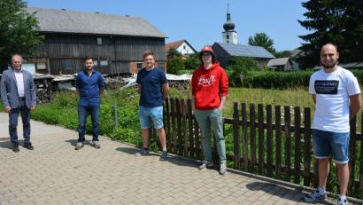 Bild: jr
Mit dieser Mannschaft geht die Konnersreuther Goasererjugend in die Zukunft. Mit dabei sind (von links) Bürgermeister Max Bindl, Michael Schiedeck, Maximilian Schiedeck, Holger Schmidt, sowie Jugendbeauftragter Manuel Ernst