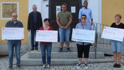 Bild: soj
Spenden für die Flutopfer übergaben (vorne, von links) Kirchenpfleger Stefan Kausler, Karin Kuhbandner vom Kirchenchor, Judith Zaus für die Ebnather Vereine und Carmen Hecht. Darüber freuen sich (hinten, von links) Pfarrgemeinderatssprecher Hans Enders, Initiator Johannes Bauer und Pfarrer Pater Anish George.