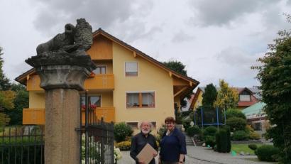 Bild: Forster/exb
Bei der kunsthistorischen Tour durch Dieterskirchen konnte Bürgermeisterin Anita Forster von Kunstmaler Robert Bergschneider auch viel über das Adelsgeschlecht der von Hornecks erfahren. Die Säule links im Bild war ein Hochzeitsgeschenk und stand am Eingang zum Schlossgarten.