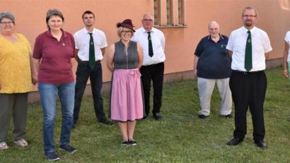 Bild: rgr
Josef Schönberger (Fünfter von links) wurde bei der Neuwahl als erster Schützenmeister bestätigt, wie fast das gesamte Team. Ulla Zintl (Zweite von links) wurde als Damenleiterin gewählt.