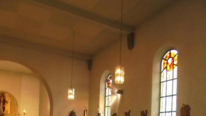Bild: rfi
Pfarrer Wilhelm Bauer (links), Diakon Norbert Hammerl (Zweiter von links) und die Ministranten beim Auszug aus der Marienkirche in Kleinschwand.
