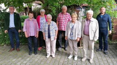 Bild: rlö
Den Jubilaren der Tischgesellschaft Edelweiß Rosenberg, unter ihnen Bürgermeister Michael Göth (links), gratuliert der Vorsitzende Christian Weiß (rechts).