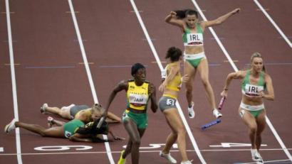 Bild: Daniel A. Anderson/dpa
Corinna Schwab (hinten links) und Stacey Ann Williams (links) aus Jamaika stürzen während des 4x400m-Staffel-Mixed-Finales.
