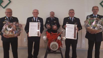 Bild: mde
Aus dem Kreis der Ausbilder für Maschinisten des Kreisfeuerwehrverbandes Tirschenreuth wurden Ehrenkreisbrandmeister Hans Vogel (Zweiter von links) und Ehrenkreisbrandinspektor Hans Zetlmeisl (Zweiter von rechts) durch Kreisbrandrat Andreas Wührl (Mitte), Kreisbrandinspektor Otto Braunreuther (links) und Kreisbrandmeister und heutiger Lehrgangsleiter Alois Schindler (rechts) verabschiedet.