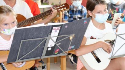 Bild: myd
Mit Gitarrenklängen bereiteten Theresa Kraus (li) und Linda Walberer (re) zusammen mit ihrem Lehrer Benno Englhart viel Freude. Bei Volksliedern stimmten die Senioren mit ein.