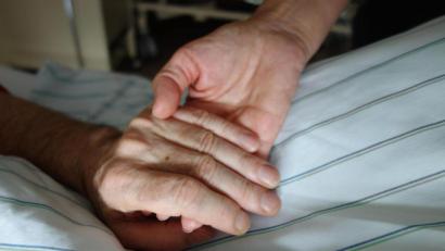 Symbolbild: pattilabelle - stock.adobe.com
Auch Kinder und Jugendliche sollen auf den Umgang mit Sterbenden vorbereitet werden.