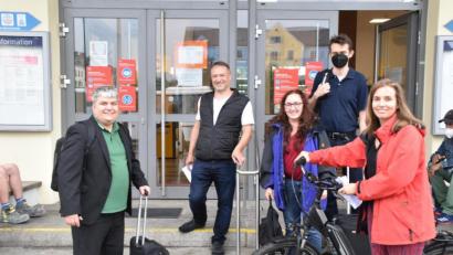 Bild: hcz
(Von links) Stefan Schmidt, Stadtrat Ali Daniel Zant, Bundestagsbewerberin Anne Droste, Lukas Iffländer, Stadträtin Laura Weber am Bahnhof.