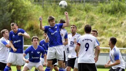 Archivbild: Hubert Ziegler
Alles Strecken half nichts, die DJK Ensdorf (Stefan Trager beim Kopfball) blieb auch im Derby gegen den SV Raigering ohne Punkt. Jetzt kommt Spitzenreiter SpVgg Pfreimd.