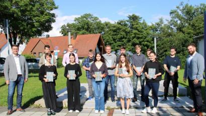 Bild: prh
Bürgermeister Sebastian Dippold (rechts) und Schulreferent Armin Aichinger (links) ehrten die besten Schulabsolventen der Stadt mit einem Geldgeschenk und der Stadtchronik.