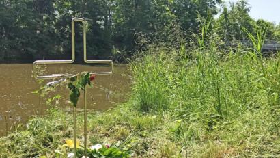 Archivbild: Gabi Schönberger
Blumen am Ufer der Stelle des Weidener Flutkanals, wo Moritz G. ums Leben gekommen ist
