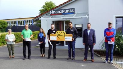 Bild: bkr
Zur Spendeübergabe waren (von lins) Maria Frauenholz, Thomas Götz, Lena Kohl, Michael Heser und Andreas Popp, Vorstandssprecher Joachim Geyer sowie Alexander Brunner gekommen.