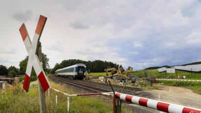 Bild: Hösamer
Am Bedarfsübergang bei Brensdorf (Gemeinde Stulln) stehen Zweiwegebagger und Baumaterial für die Sanierung der Bahnstrecke bis nach Schwarzenfeld bereit. Ein "Alex"-Zug Passiert gerade den Lagerplatz.