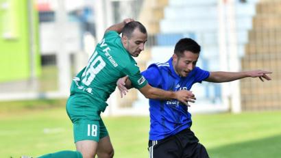 Bild: Alfred Schwarzmeier
Beim 1:0-Auftaktsieg gegen den SV Fortuna Regensburg war Moritz Zeitler (rechts) ein Aktivposten. Zwischenzeitlich angeschlagen, war der Defensivspieler vor der Partie gegen den FC Tegernheim im Abschlusstraining dabei.