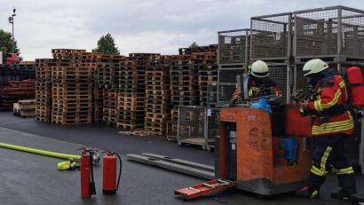 Bild: mde
Unter Atemschutz kontrollieren Kräfte der Feuerwehr Kemnath mit einer Wärmebildkamera den in Brand geratenen Stapler, welchen Mitarbeiter ins Freie brachten. Ein Löschangriff in Bereitschaft wurde aufgebaut, Kleinlöschgeräte bereitgehalten.