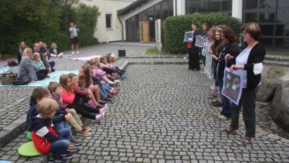 Bild: wro
Der Ernst des Lebens, wie er im Bilderbuch von Dr. Sabine Jörg beschrieben ist, wurde vom Kinderhauspersonal auch in Bildern vorgestellt.