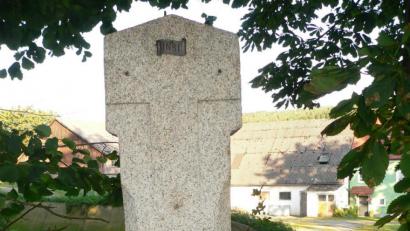 Bild: mh
Die leere Granitsäule. Diebe haben die bronzene Christusfigur in Meisthof mitgehen lassen