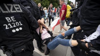 Bild: Fabian Sommer, dpa
Am vergangenen Wochenende war es bei ungenehmigten Protesten der sogenannten Querdenker in Berlin zu Ausschreitungen gekommen. Es gab rund 600 Festnahmen.