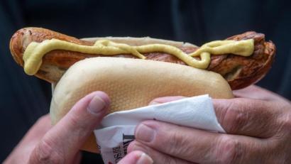 Symbolbild: Hendrik Schmidt/dpa
Falls es im südthüringischen Sonneberg nach Bratwurst riecht, könnte in der Nähe ein Impfzentrum sein.