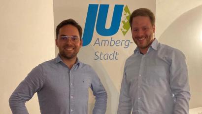 Bild: Florian Füger/exb
Henner Wasmuth (rechts), Vorsitzender der Jungen Union Amberg-Sulzbach, gratuliert dem wiedergewählten Vorsitzenden der JU Amberg, Florian Füger.