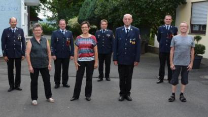 Bild: jr
Jahrzehntelang treue Mitglieder ehrte die Feuerwehr Konnersreuth. Von links Rainer Walenta, Kreisbrandmeister Wolfgang Wedlich, Matthias Hofmann, Doris Pflaum, Klaus Richtmann, Marianne Härtl, Kreisbrandinspektor Josef Gleißner, Karl Jäger, Vorsitzender Sven Jäger, Dieter Wenzel, Kommandant Stefan Kreuzer und Bürgermeister Max Bindl.