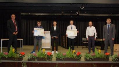 Bild: exb/Herr Reichl
Freude bei der Abschlussfeier (von links): Schulleiter Michael Meier, Luis Wittmann (Förderpreisträger), Luca Feilhuber (Schulbester), David Holewik (Förderpreisträger), Vorsitzender Martin Stich und stellvertretender Schulleiter Christopher Kick.