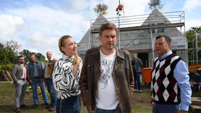 Bild: dpa/Constantin Film Verleih/Bernd Schuller
Der Haussegen bei den Eberhofers hängt immer noch schief: Leopold (Gerhard Wittmann, rechts) ist sauer auf seinen Bruder Franz (Sebatian Bezzel, Mitte) und Susi (Lisa Maria Potthoff, links) hat etwas an der aktuellen Wohnsituation auszusetzen.