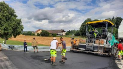 Bild: exb/Gemeinde Theisseil
Die neue Zufahrt zum Dorf Roschau, die hier asphaltiert wird, ist breiter, vor allem aber wesentlich flacher als die bisherige, die im Zuge der Dorferneuerung zurückgebaut werden musste.
