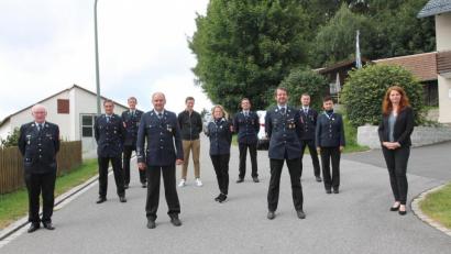 Bild: pi
Andreas Götz (Vierter von links), auch Kreisbrandmeister für Ausbildung, ist nach wie vor Kommandant der Feuerwehr Neudorf.