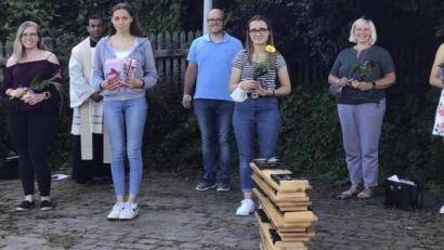 Bild: soj
Praktikantin Latisha Behnke (Sechste von rechts) und Erzieherin Natalie Götz (Zweiter von rechts), wurden von ihren Kolleginnen sowie Pfarrer Pater Anish George und Kirchenpfleger Stefan Kausler verabschiedet.