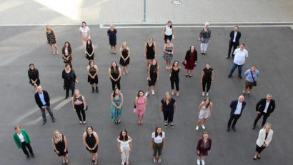 Bild: exb/Kliniken Nordoberpfalz, Michael Reindl
29 junge Frauen und ein junger Mann haben die Ausbildung zur Operationstechnischen Assistenten und Krankenpflegehelfern bei der Kliniken Nordoberpfalz AG abgeschlossen.