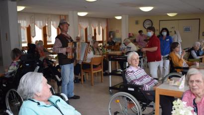 Bild: bnr
Mit seiner Böhmischen sorgte Rudi Lottner beim italienischen Nachmittag im St.-Johannis- Stift für beste Stimmung.