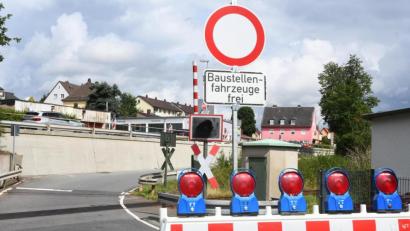 Bild: Gabi Schönberger
Die Verbindungsstraße zwischen Christian-Seltmann-Straße und dem Weidingweg in Weiden bleibt weiterhin gesperrt. Die Arbeiten an der Stützmauer dauern noch bis kommende Woche.