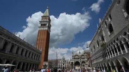 Symbolbild: Alberto Lingria/XinHua/dpa
Touristen besuchen den Markusplatz.