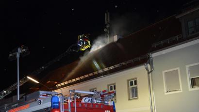 Bild: dob
Mit der Drehleiter versuchen die Feuerwehrmänner, von außen an den Brandherd zu kommen. Die ganze Nacht dauert der Löscheinsatz in Waldthurn.