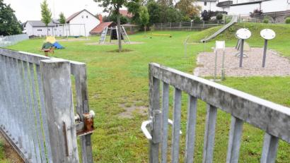 Bild: Gabi Schönberger
Eng ist der Eingang zum großzügigen Spielplatz an der Rastenhofer Straße. Ein paar Sträucher und Sitzgelegenheiten könnten das Areal aufwerten, heißt es im Spielraumkonzept der Stadt.